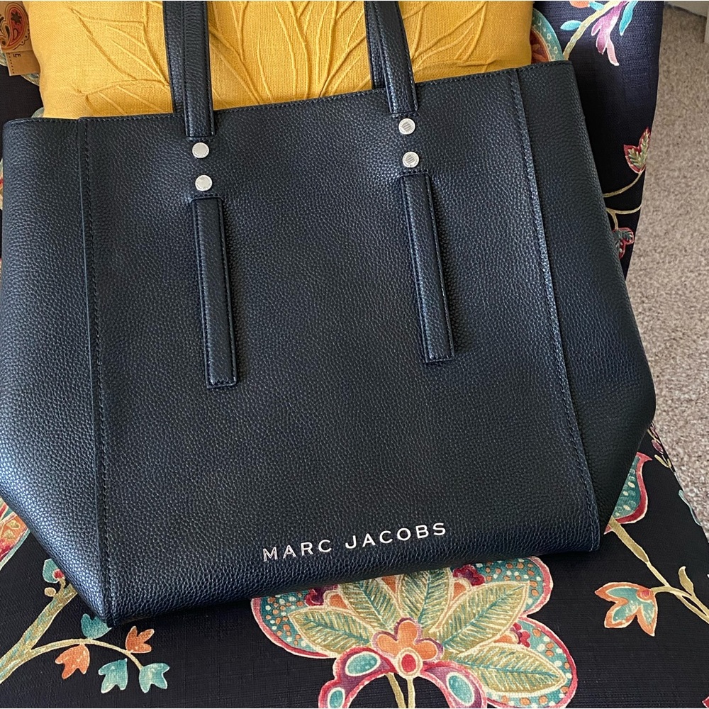 Marc Jacobs Jordan Tote with silver tone hardware Non smoking home.